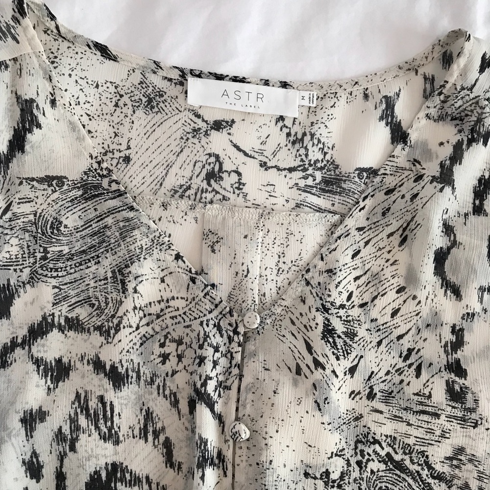 💥SALE💥 Astr the Label Black & White High Low Top